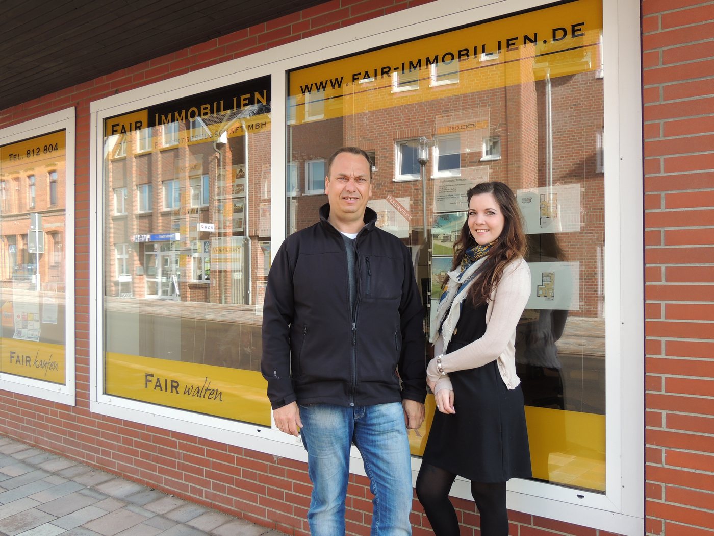 Das Team von Fair Immobilien vor dem Büro in Horneburg